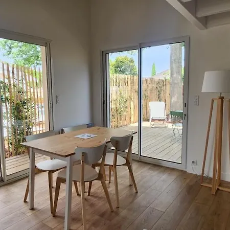 Dom wakacyjny Lesoyats33 - Maisonnette Avec Acces Piscine Ares